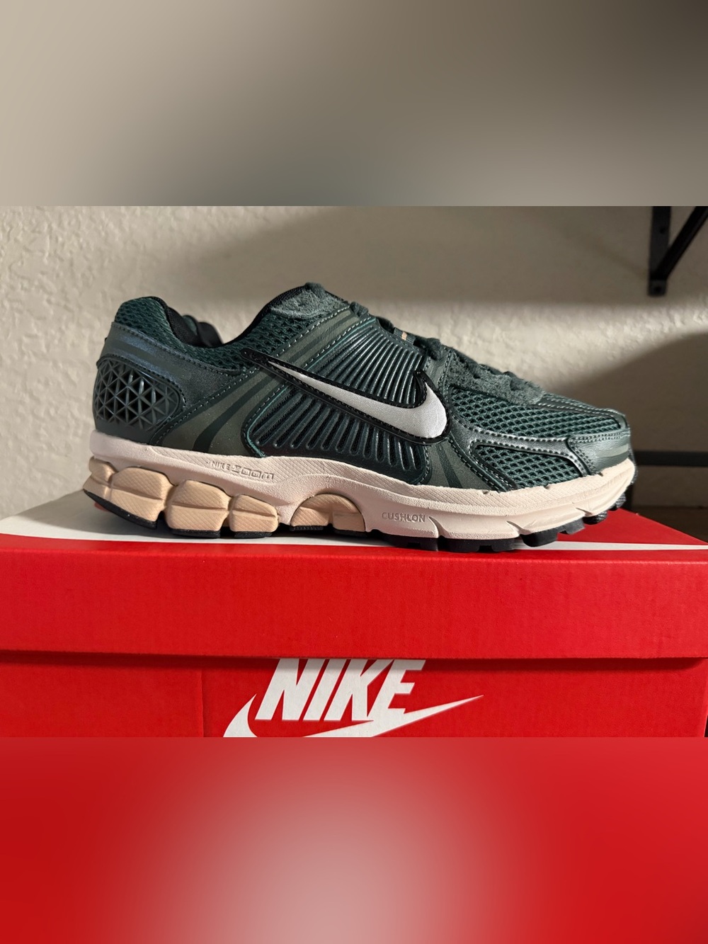 Nike Zoom Vomero 5, Women’s Size 8.5